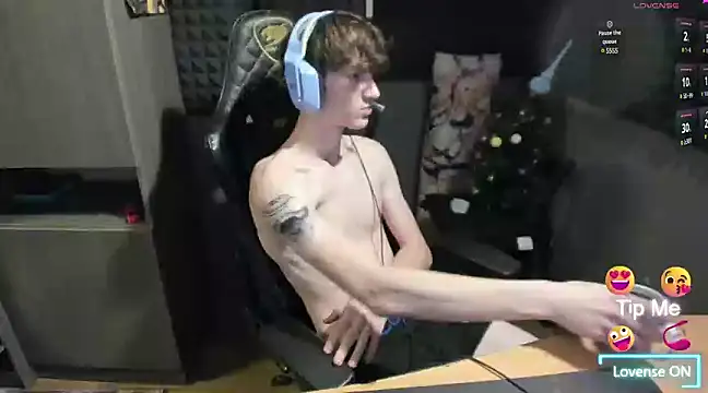 Snapshot of bambelbye chatting on 01/08/25, 03:39 bambelbye online show from 01/08/25, 03:39