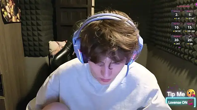 Snapshot of bambelbye chatting on 02/15/25, 06:33 bambelbye online show from 02/15/25, 06:33