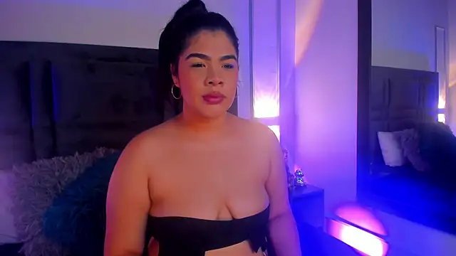 Snapshot of EmmaBecket2 chatting on 01/05/25, 03:43 EmmaBecket2 online show from 01/05/25, 03:43