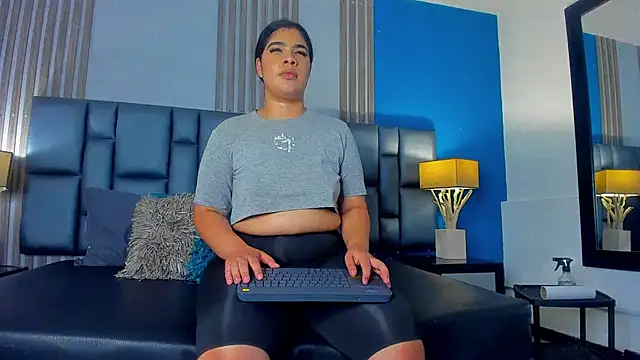 Snapshot of EmmaBecket2 chatting on 01/15/25, 10:27 EmmaBecket2 online show from 01/15/25, 10:27