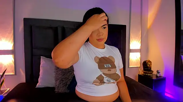 Snapshot of EmmaBecket2 chatting on 03/21/25, 04:28 EmmaBecket2 online show from 03/21/25, 04:28