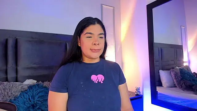 Snapshot of EmmaBecket2 chatting on 09/25/25, 04:43 EmmaBecket2 online show from 09/25/25, 04:43