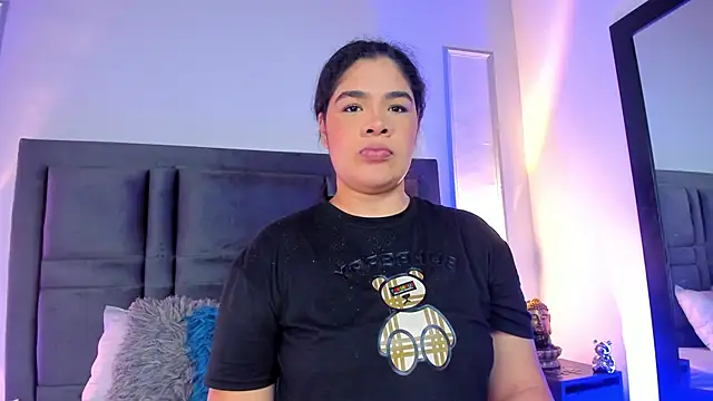 Snapshot of EmmaBecket2 chatting on 09/29/25, 12:21 EmmaBecket2 online show from 09/29/25, 12:21