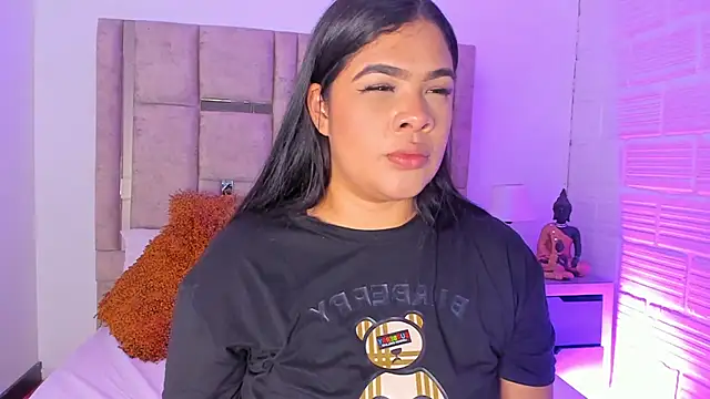 Snapshot of EmmaBecket2 chatting on 10/26/25, 03:34 EmmaBecket2 online show from 10/26/25, 03:34