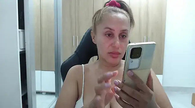 Snapshot of RoxanaLove9 chatting on 12/24/24, 11:22 RoxanaLove9 online show from 12/24/24, 11:22