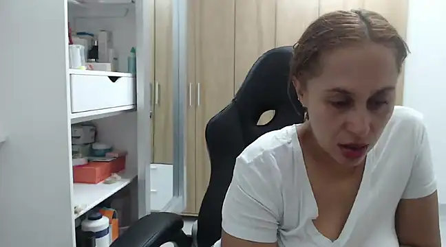 Snapshot of RoxanaLove9 chatting on 12/27/24, 04:04 RoxanaLove9 online show from 12/27/24, 04:04