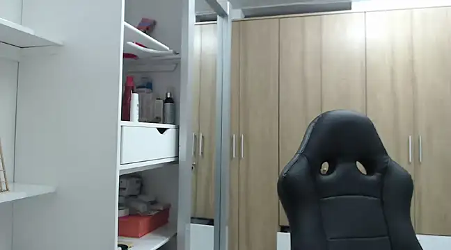 Snapshot of RoxanaLove9 chatting on 01/02/25, 04:20 RoxanaLove9 online show from 01/02/25, 04:20