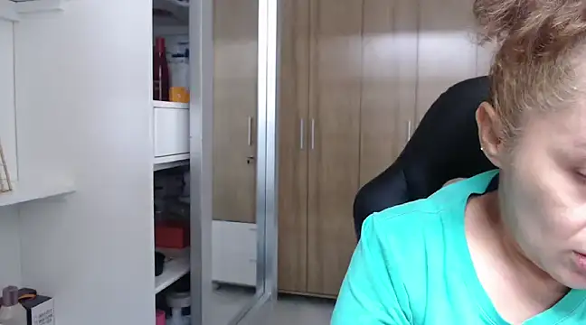 Snapshot of RoxanaLove9 chatting on 01/02/25, 06:34 RoxanaLove9 online show from 01/02/25, 06:34