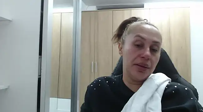 Snapshot of RoxanaLove9 chatting on 01/04/25, 12:16 RoxanaLove9 online show from 01/04/25, 12:16