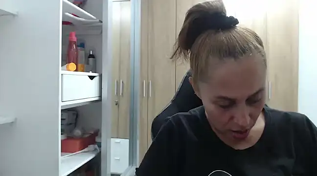 Snapshot of RoxanaLove9 chatting on 01/04/25, 11:59 RoxanaLove9 online show from 01/04/25, 11:59