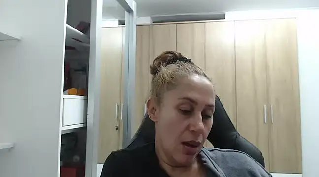 Snapshot of RoxanaLove9 chatting on 01/05/25, 03:00 RoxanaLove9 online show from 01/05/25, 03:00