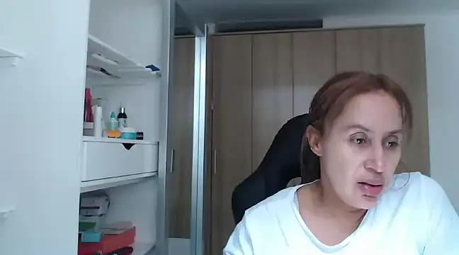 Snapshot of RoxanaLove9 chatting on 01/10/25, 06:28 RoxanaLove9 online show from 01/10/25, 06:28