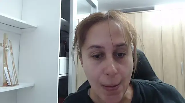 Snapshot of RoxanaLove9 chatting on 01/12/25, 01:11 RoxanaLove9 online show from 01/12/25, 01:11