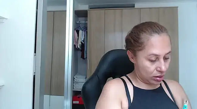 Snapshot of RoxanaLove9 chatting on 01/21/25, 06:34 RoxanaLove9 online show from 01/21/25, 06:34