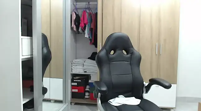 Snapshot of RoxanaLove9 chatting on 01/28/25, 11:07 RoxanaLove9 online show from 01/28/25, 11:07