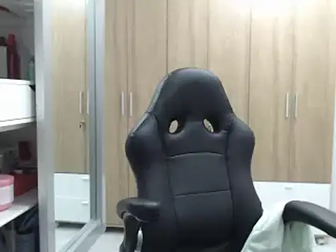 Snapshot of RoxanaLove9 chatting on 02/06/25, 12:11 RoxanaLove9 online show from 02/06/25, 12:11