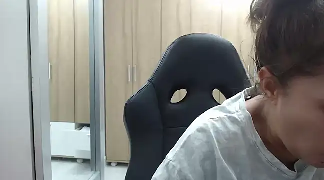 Snapshot of RoxanaLove9 chatting on 02/06/25, 03:59 RoxanaLove9 online show from 02/06/25, 03:59