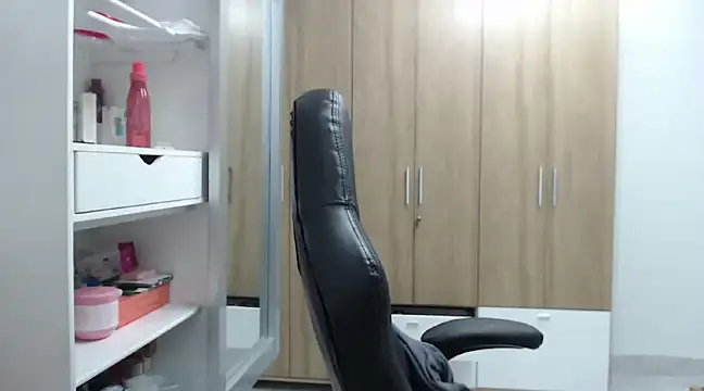 Snapshot of RoxanaLove9 chatting on 02/10/25, 01:46 RoxanaLove9 online show from 02/10/25, 01:46