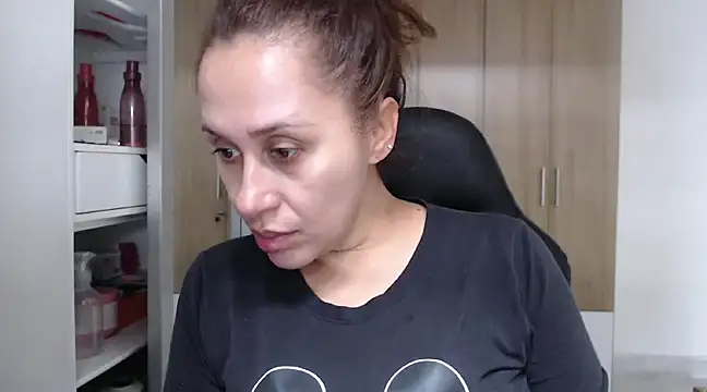 Snapshot of RoxanaLove9 chatting on 02/11/25, 06:44 RoxanaLove9 online show from 02/11/25, 06:44