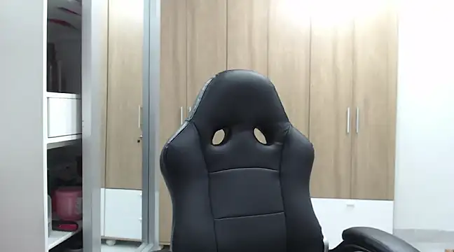 Snapshot of RoxanaLove9 chatting on 02/11/25, 10:28 RoxanaLove9 online show from 02/11/25, 10:28