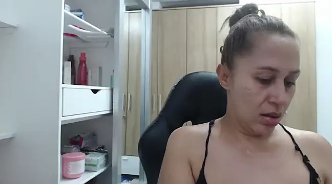 Snapshot of RoxanaLove9 chatting on 02/14/25, 10:14 RoxanaLove9 online show from 02/14/25, 10:14