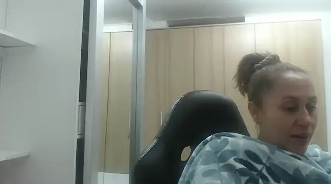 Snapshot of RoxanaLove9 chatting on 02/20/25, 03:45 RoxanaLove9 online show from 02/20/25, 03:45