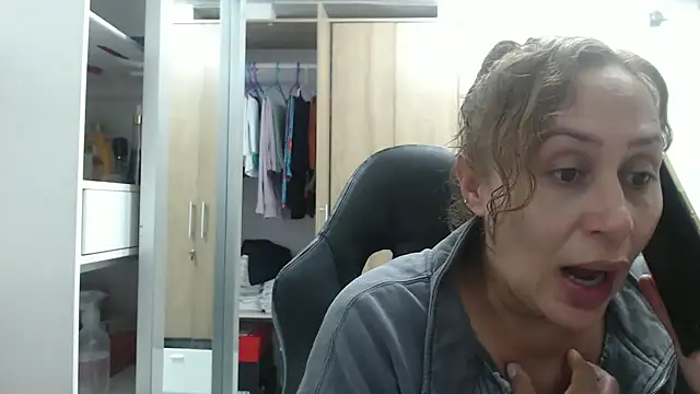 Snapshot of RoxanaLove9 chatting on 03/08/25, 02:45 RoxanaLove9 online show from 03/08/25, 02:45