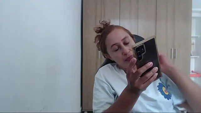 RoxanaLove9 online show from 03/25/26, 05:19