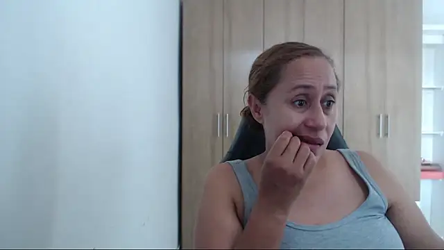 RoxanaLove9 online show from 07/02/26, 06:25