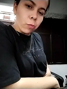 Snapshot of Lucianaferro_ chatting on 10/21/25, 03:02 Lucianaferro online show from 10/21/25, 03:02