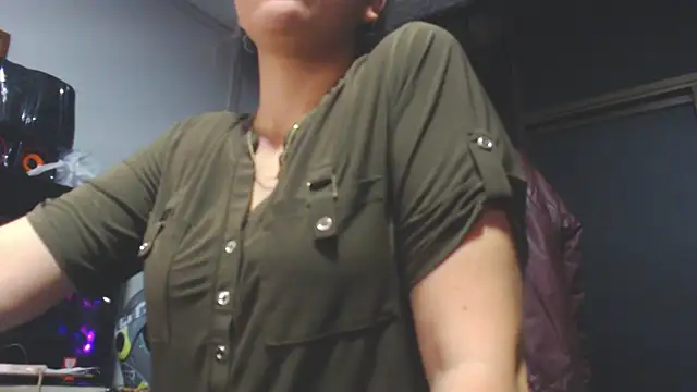 Snapshot of Lucianaferro_ chatting on 11/01/25, 09:44 Lucianaferro online show from 11/01/25, 09:44