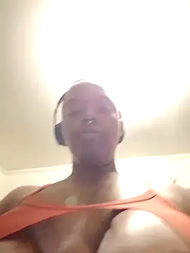 Snapshot of LeannaMarie69 chatting on 12/14/24, 02:01 LeannaMarie69 online show from 12/14/24, 02:01