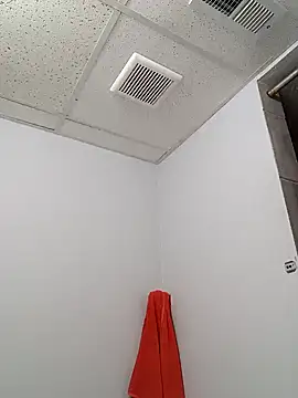 Snapshot of tryinitoutagain chatting on 12/20/24, 04:42 tryinitoutagain online show from 12/20/24, 04:42