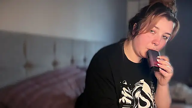 Snapshot of Curvy_Rosie99 chatting on 04/16/26, 03:57 Curvy Rosie99 online show from 04/16/26, 03:57