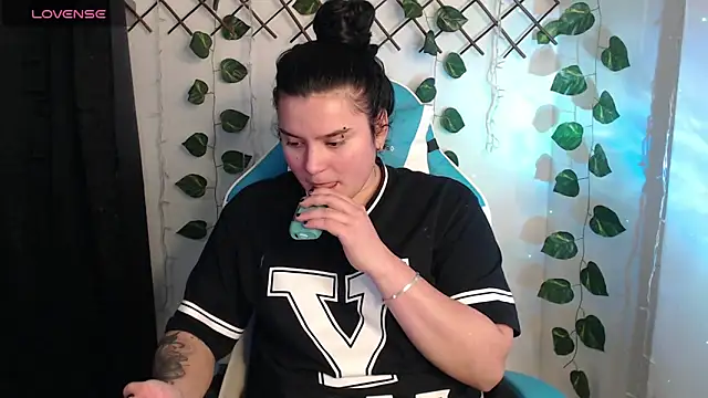 Snapshot of Nika_1_ chatting on 04/16/26, 01:06 Nika 1 online show from 04/16/26, 01:06