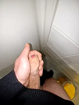 Snapshot of Landryyyyy chatting on 12/19/24, 07:29 Landryyyyy online show from 12/19/24, 07:29