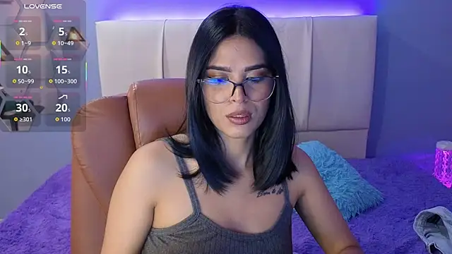 Snapshot of AlessiaVal_ chatting on 09/11/25, 04:07 AlessiaVal online show from 09/11/25, 04:07