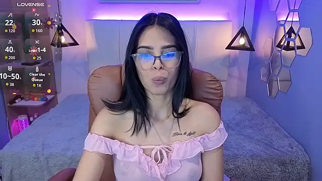 Snapshot of AlessiaVal_ chatting on 10/13/25, 03:45 AlessiaVal online show from 10/13/25, 03:45