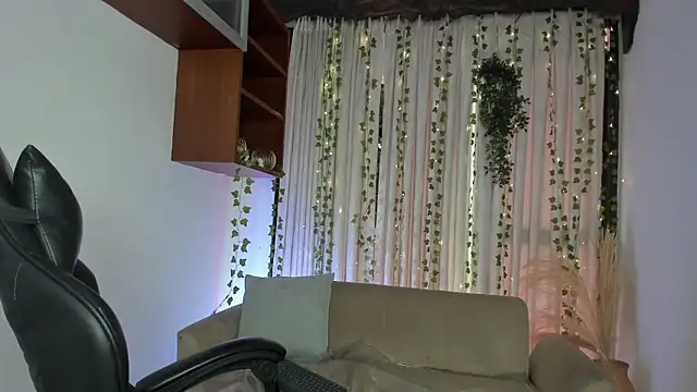 HannaRhodes online show from 11/19/25, 01:33