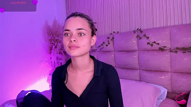 Snapshot of HannaRhodes chatting on 07/01/26, 02:40 HannaRhodes online show from 07/01/26, 02:40