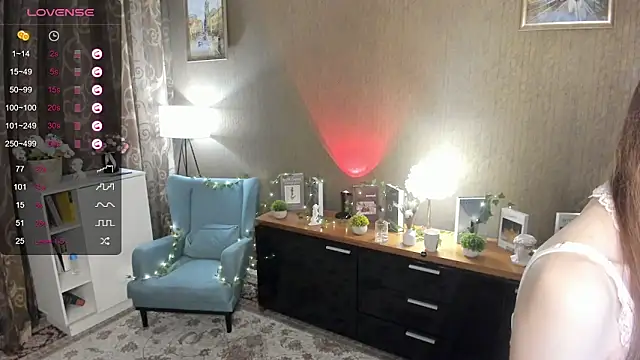 Snapshot of DarleneHatt chatting on 03/08/25, 11:49 DarleneHatt online show from 03/08/25, 11:49