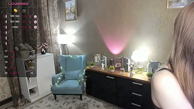 Snapshot of DarleneHatt chatting on 03/13/25, 09:37 DarleneHatt online show from 03/13/25, 09:37