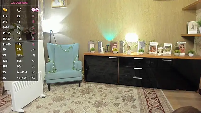 Snapshot of DarleneHatt chatting on 10/05/25, 12:09 DarleneHatt online show from 10/05/25, 12:09