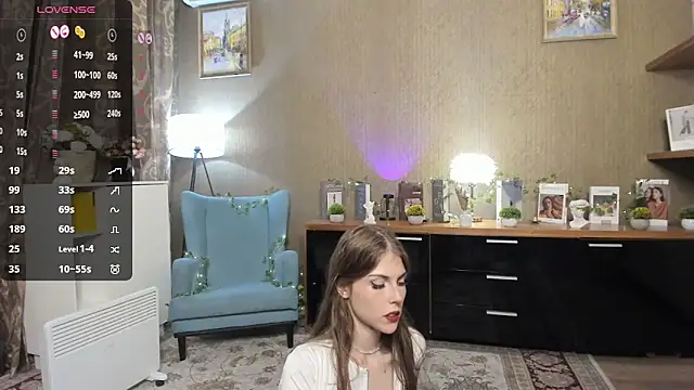 Snapshot of DarleneHatt chatting on 10/05/25, 09:34 DarleneHatt online show from 10/05/25, 09:34