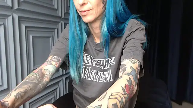 Snapshot of RavenryderUK chatting on 04/16/26, 10:16 RavenryderUK online show from 04/16/26, 10:16