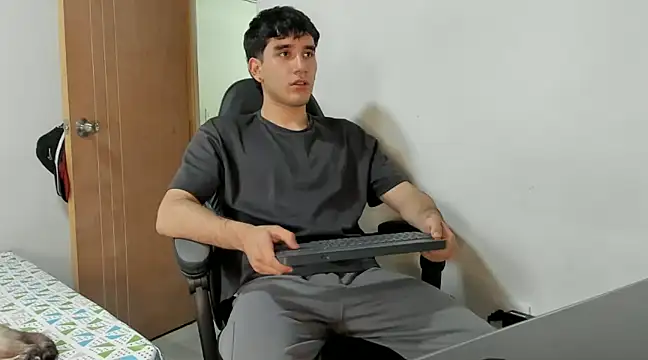 Snapshot of leo030809 chatting on 12/02/24, 10:12 leo030809 online show from 12/02/24, 10:12