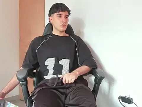 Snapshot of leo030809 chatting on 03/20/25, 06:53 leo030809 online show from 03/20/25, 06:53