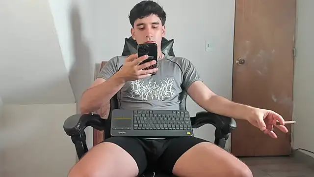 Snapshot of leo030809 chatting on 07/08/26, 12:26 leo030809 online show from 07/08/26, 12:26