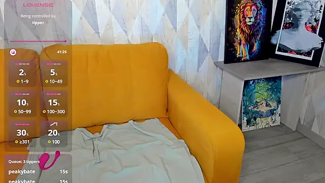 Snapshot of Michelle_Blond chatting on 02/10/25, 01:11 Michelle Blond online show from 02/10/25, 01:11