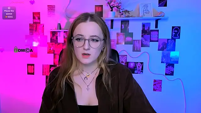 luna berryy online show from 04/14/26, 08:15